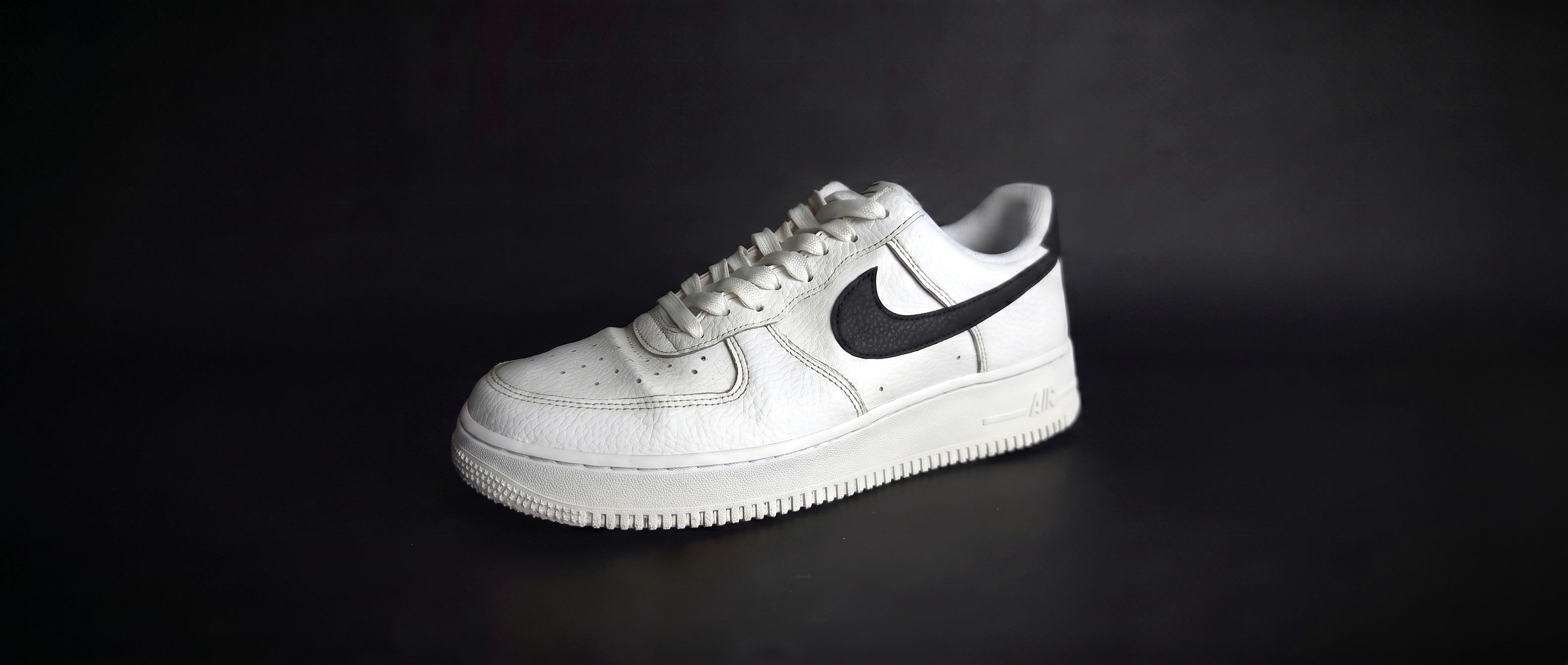 După curățarea cu KleenKick — sneaker alb impecabil